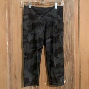 Old Navy Active Elevated Legging Go Dry Crop Camo
